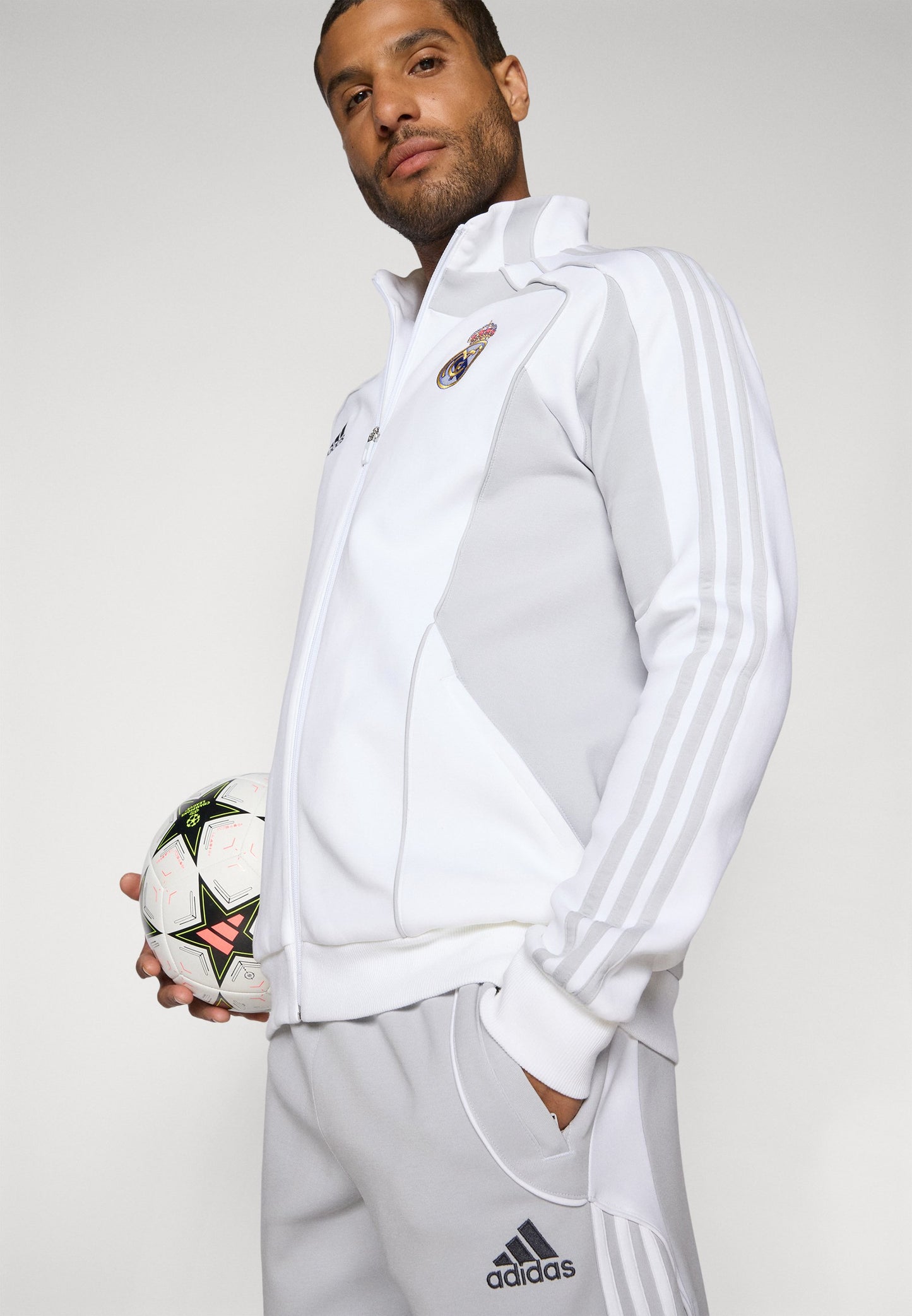 Ensemble survêtement REAL MADRID Saison 2025-2025 URBAN PURIST (BLANC/GRIS)