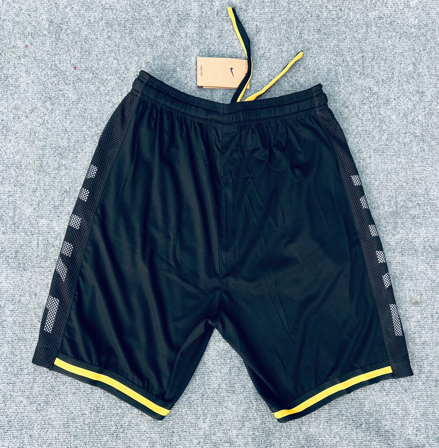Short loisir Nike noir (bande jaune) avec fermeture SSMSN03