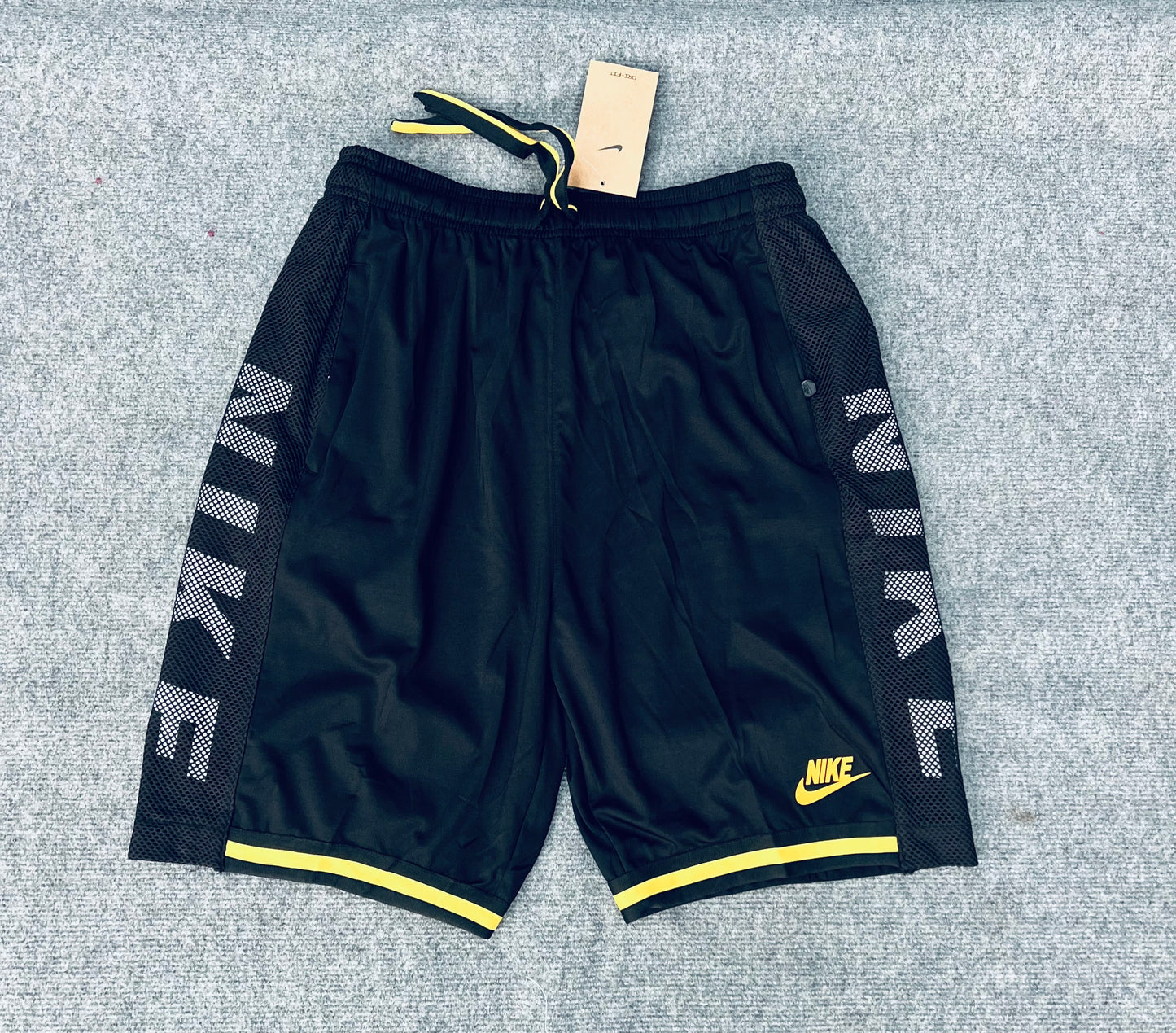 Short loisir Nike noir (bande jaune) avec fermeture SSMSN03