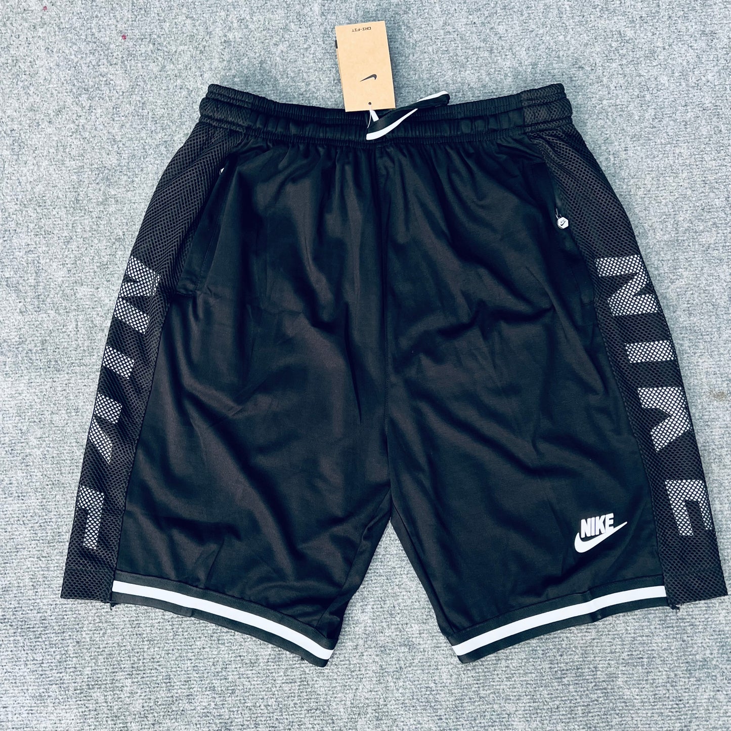 Short loisir Nike noir (bande blanc) avec fermeture SSMSN02